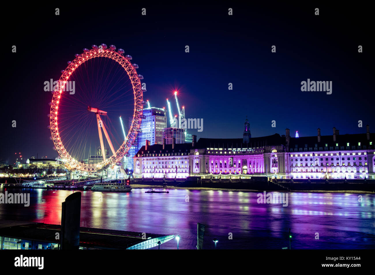 Il London Eye e il fiume Tamigi illuminato di notte Foto stock - Alamy