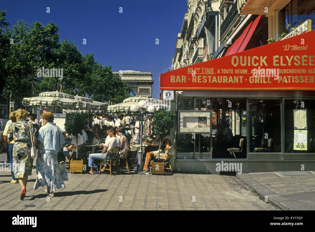1987 Strada storica scena OUTDOOR CAFE CHAMPS ELYSEES Parigi Francia Foto Stock