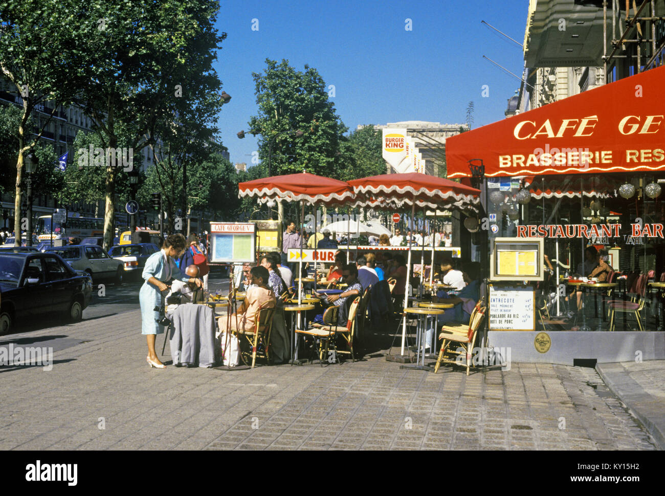 1987 Strada storica scena OUTDOOR CAFE CHAMPS ELYSEES Parigi Francia Foto Stock
