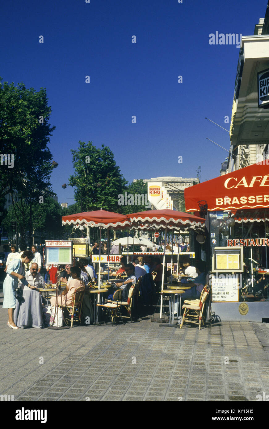 1987 Strada storica scena OUTDOOR CAFE CHAMPS ELYSEES Parigi Francia Foto Stock