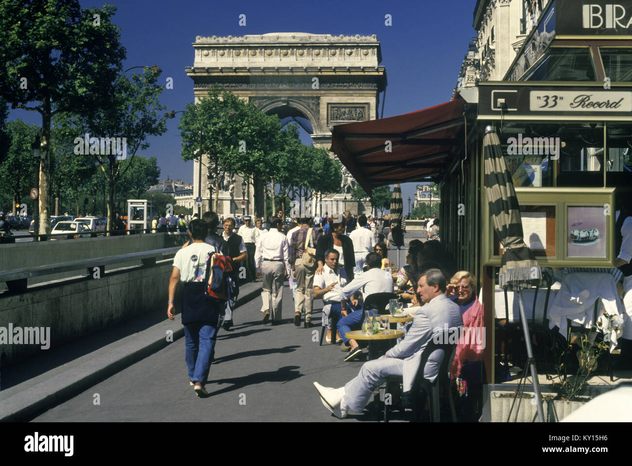 1987 Strada storica scena OUTDOOR CAFE CHAMPS ELYSEES Parigi Francia Foto Stock