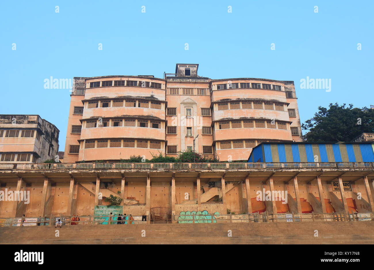 Ospedale il Gange river bank in Varanasi India. Le persone con malattia terminale provengono da tutta l'India ad attendere la morte cerimonia sul fiume Gange. Foto Stock