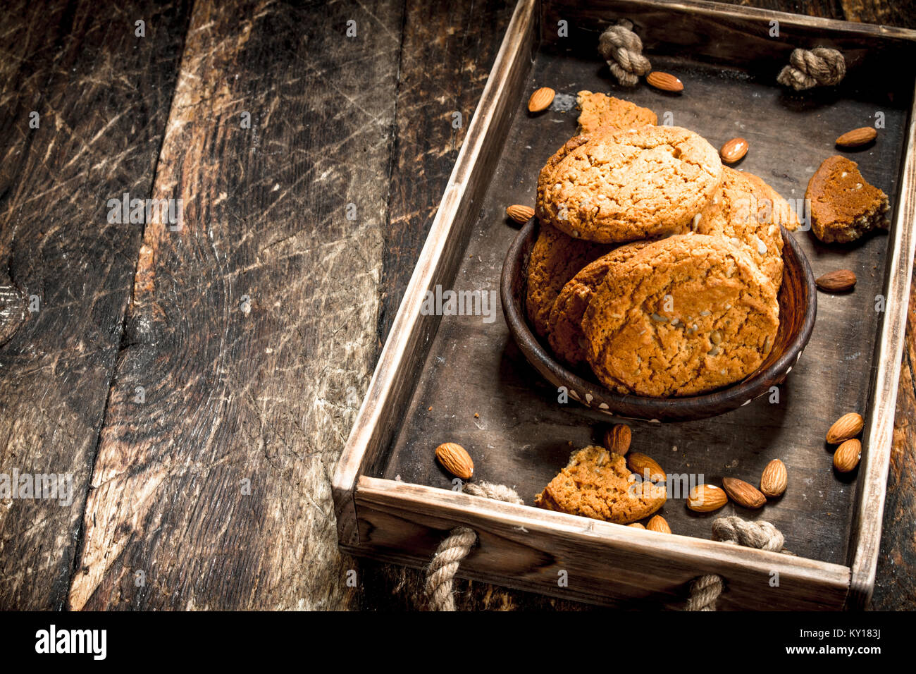 Farina di avena cookie con i dadi. Su uno sfondo di legno. Foto Stock