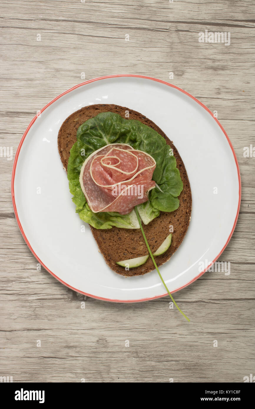 Sandwich con rose di salsiccia su piastra Foto Stock