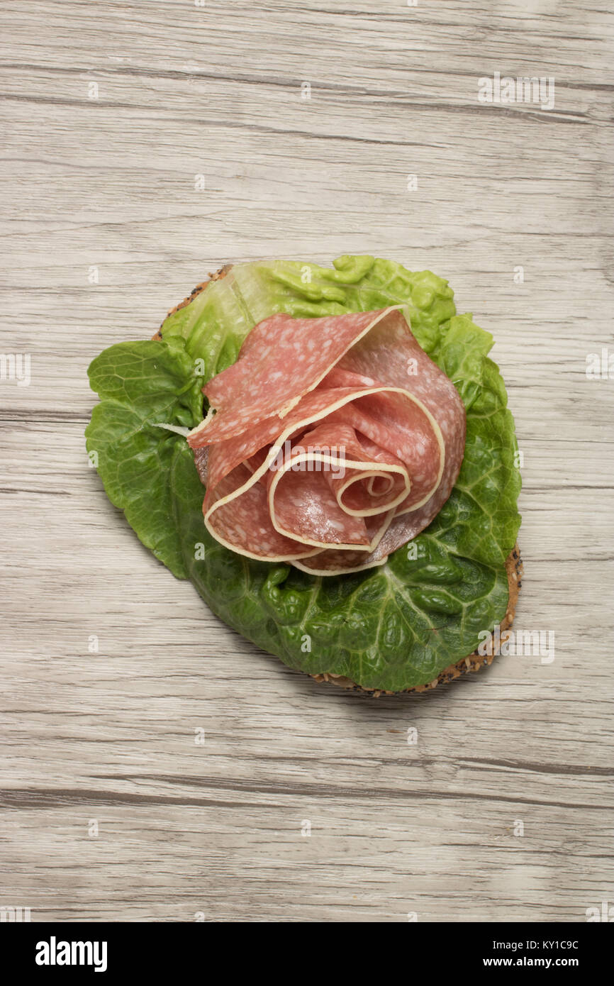 Panino con salsiccia a forma di rosa Foto Stock