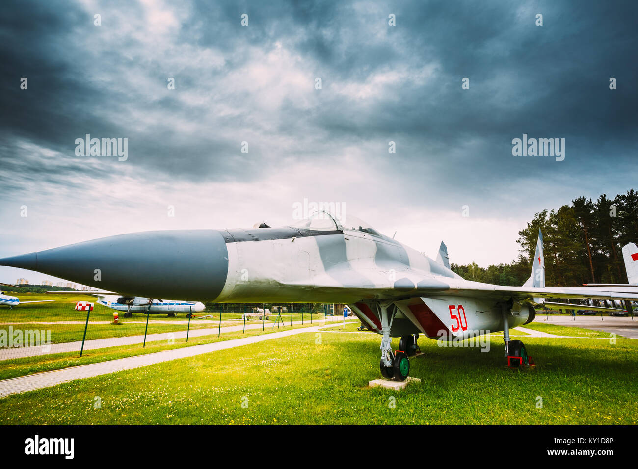 Soviet russo piano militare aeromobile multipurpose frontline fighter sorge in erba a aerodromo. Foto Stock