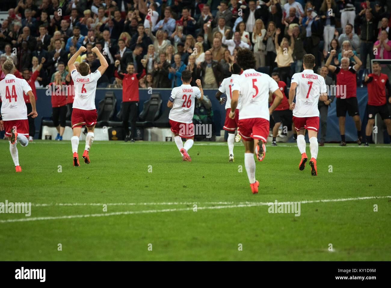 Red Bull Salisburgo capitano, il riscontro di spagnolo, Jonathan Soriano festeggia il suo obiettivo di 2-0. Prima che lui è stato sfortunato a colpire il legno per tre volte nel match. Gonzales foto/Christoph Oberschneider. Foto Stock