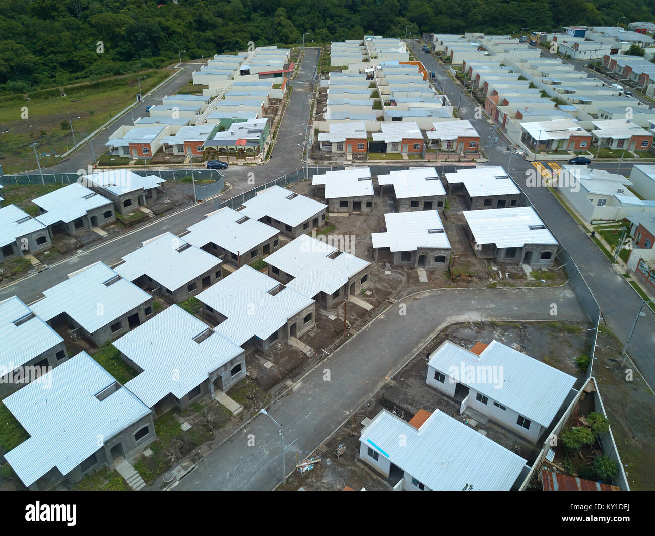 La costruzione di nuove case in zona residenziale vista aerea Foto Stock