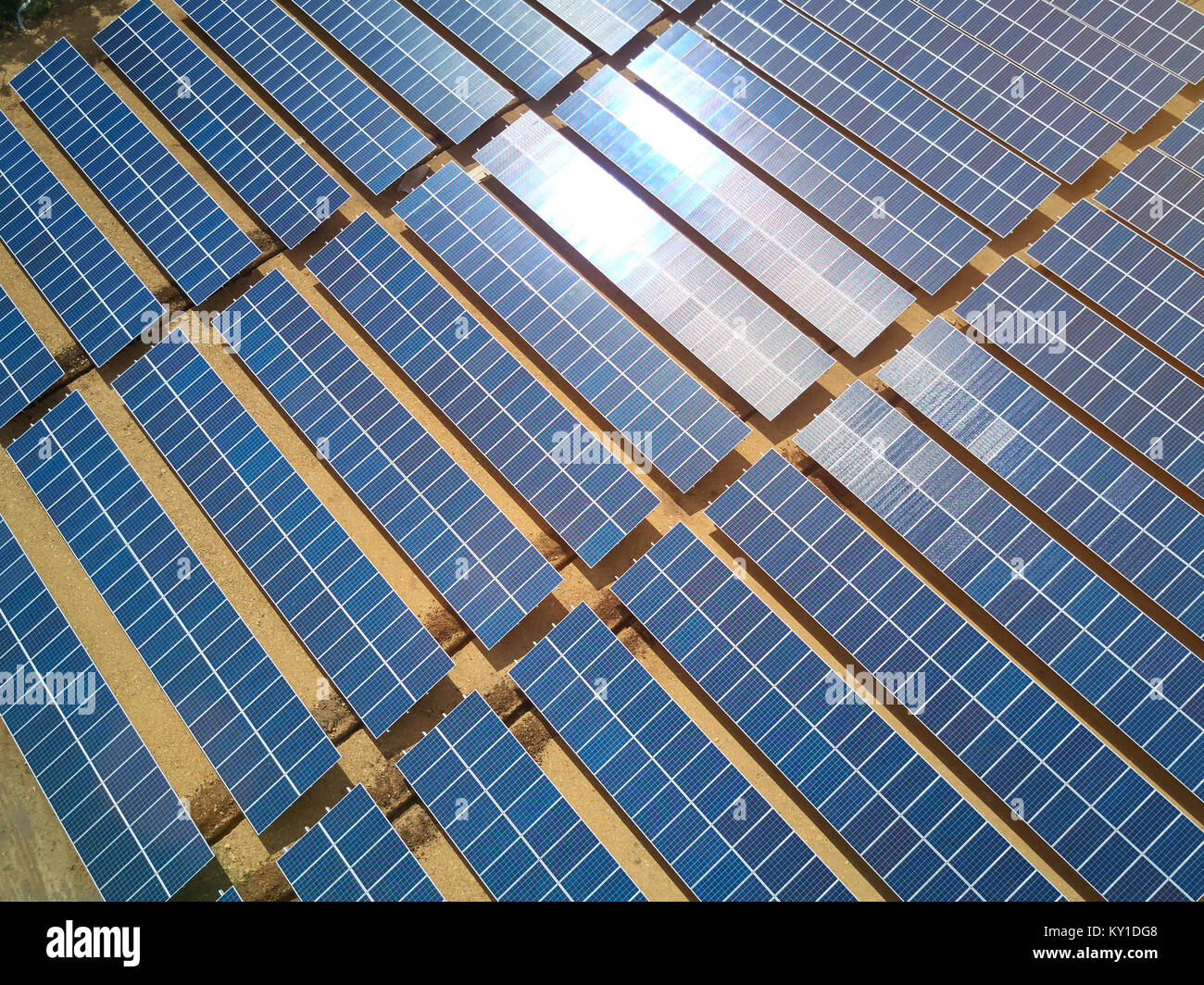 Energia solare impianto sulla giornata di sole luce drone aeree consente di visualizzare Foto Stock