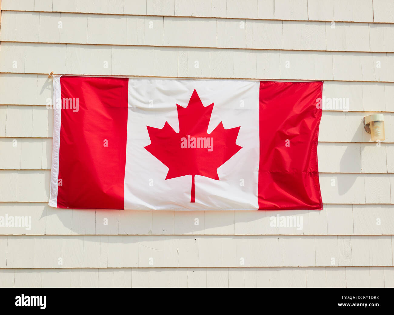 Bandiera canadese sulla costruzione del legname, Canada Foto Stock