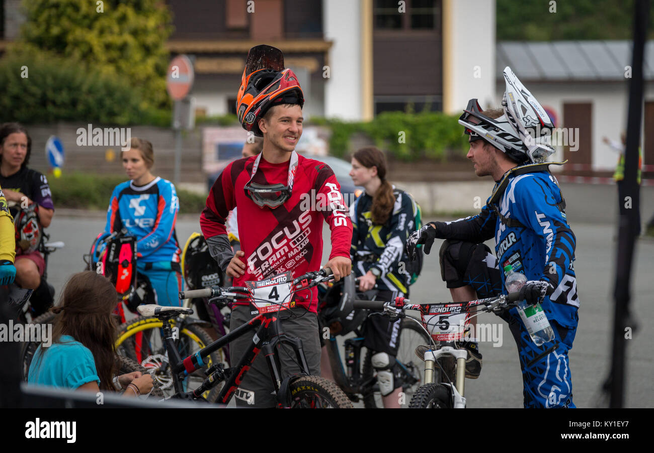 Fabian Scholz (4) dalla Germania ha un colloquio con la sua mountain bike collega Marco Arnold (5) dalla Svizzera presso l'area di finitura della specializzata-SRAM Serie Enduro a Kirchberg in Austria. Gonzales foto/Christoph Oberschneider. Foto Stock