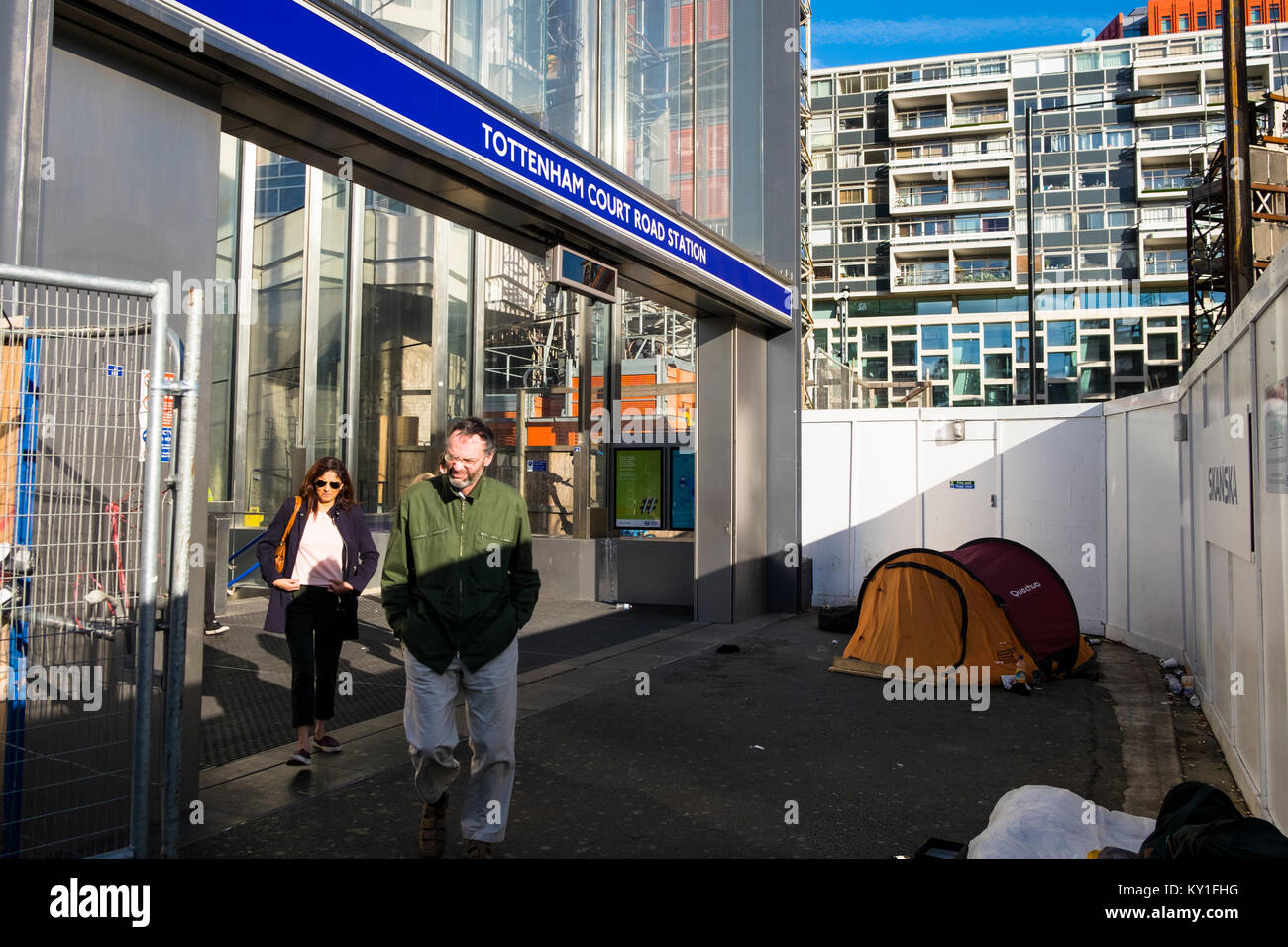 Tenda senza dimora fuori dalla stazione della metropolitana di Londra, regno unito Foto Stock