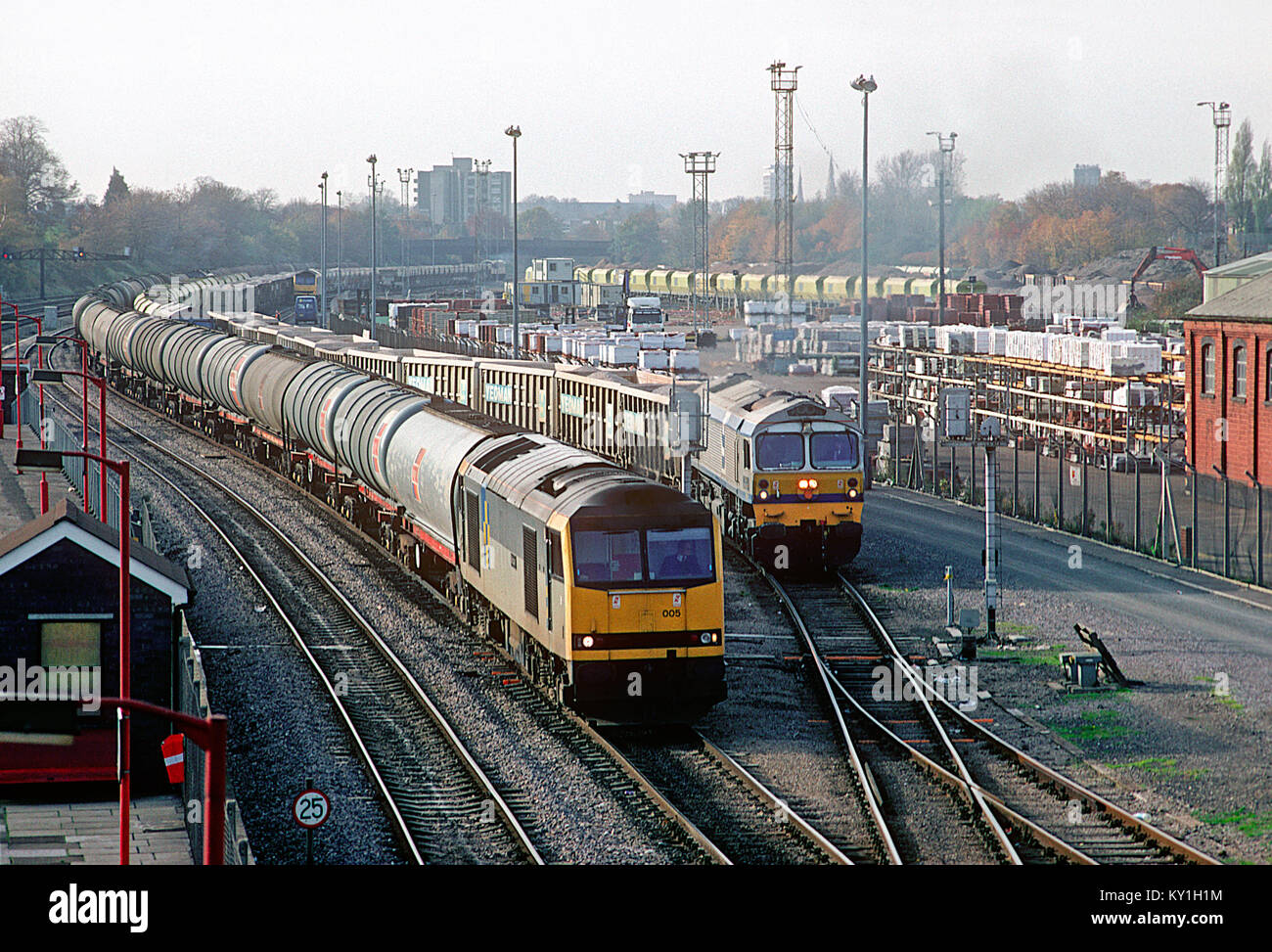 Durante un incantesimo di occupato di attività di trasporto in cantiere di Acton 60005 passa con un treno in serbatoi di olio mentre 59001 attende di partire con una pietra caricato il treno. Acton Main Line, 5 novembre 1992. Foto Stock Durante un incantesimo di occupato di attività di trasporto in cantiere di Acton 60005 passa con un treno in serbatoi di olio mentre 59001 attende di partire con una pietra caricato il treno. Acton Main Line, 5 novembre 1992. Foto Stock