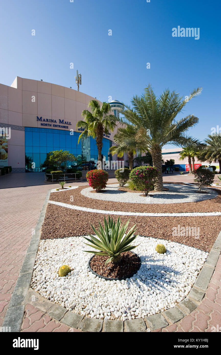 ABU DHABI, Emirati Arabi Uniti - Dic 28, 2017: l'esterno dell'entrata nord di Marina Mall. È il più grande centro commerciale di Abu Dhabi e una delle principali attr Foto Stock