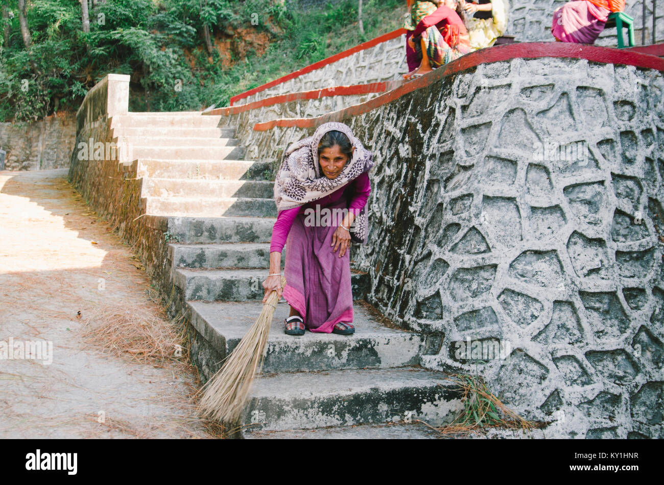La lebbra interessato donna Nepalese spazzare i passaggi a Anandaban ospedale in Nepal. Foto Stock
