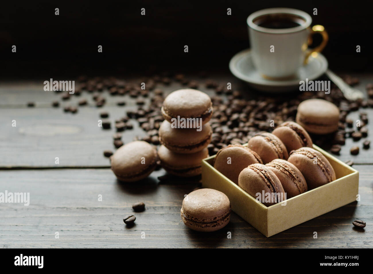 Il cioccolato di cacao biscotti francesi macarons con caffè Foto Stock