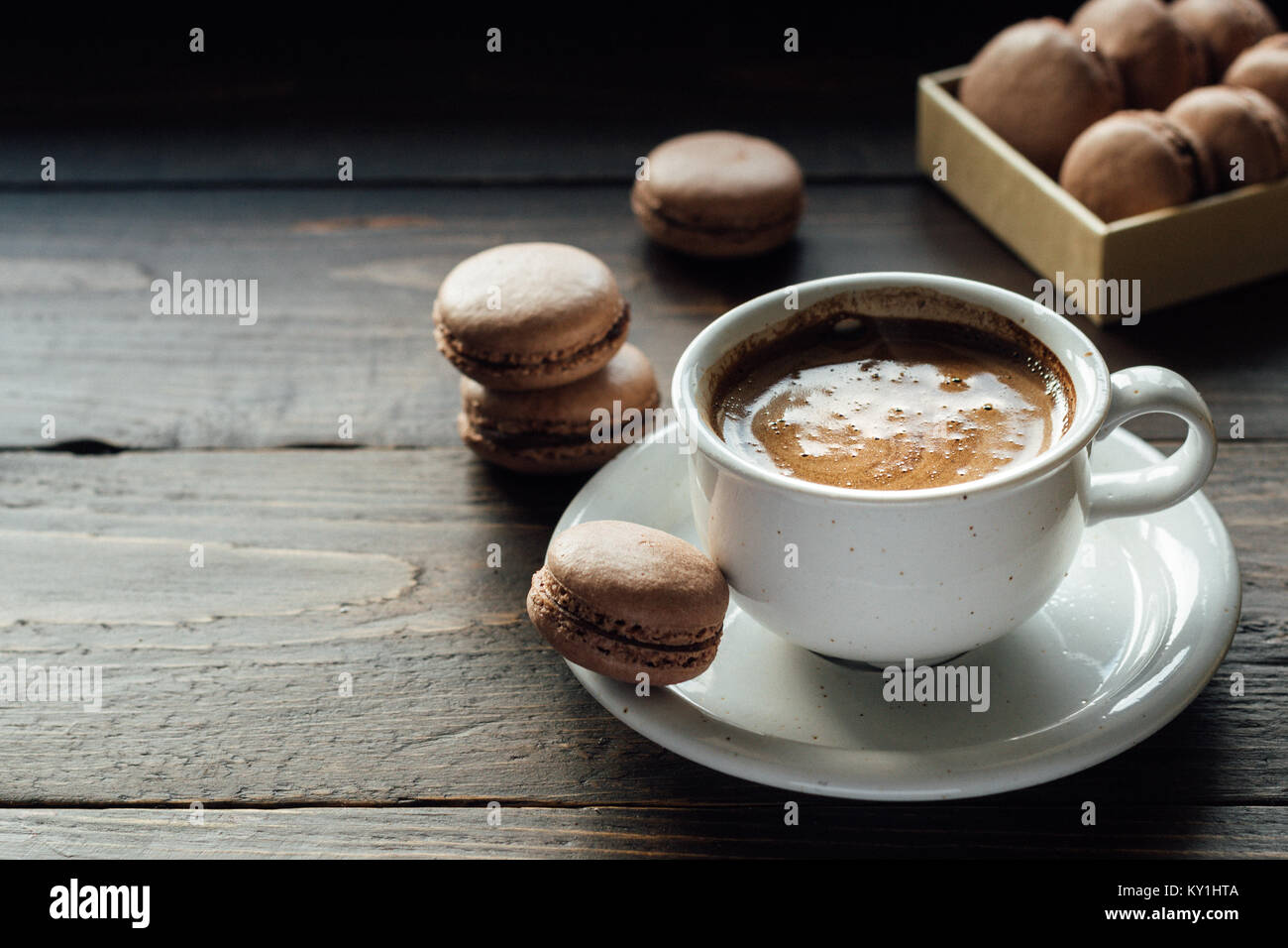 Il cioccolato di cacao biscotti francesi macarons con caffè Foto Stock