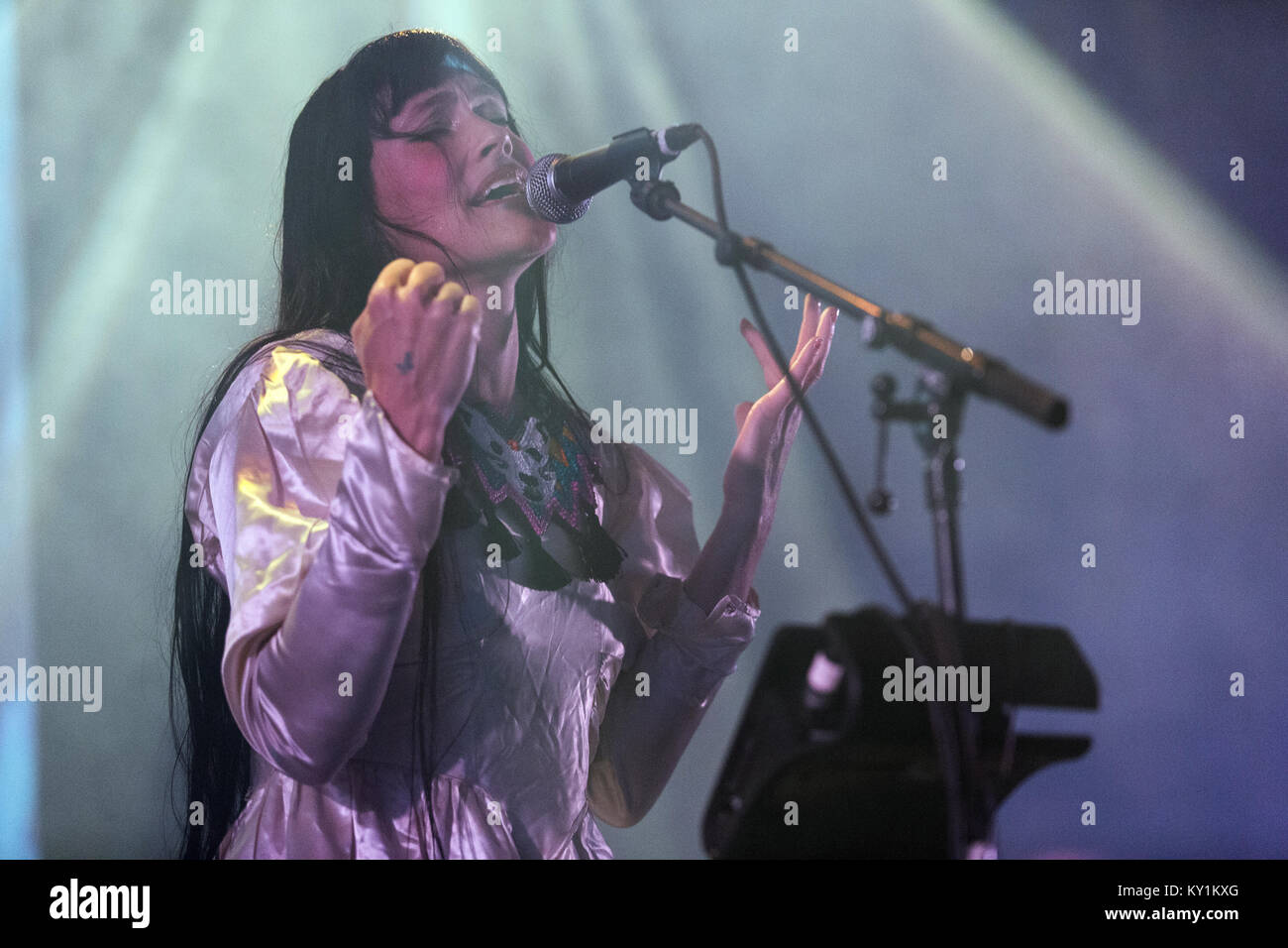 La American freak folk duo CocoRosie consiste di due sorelle Bianca "Coco" e Sierra "Rosie" Casady (nella foto) che qui esegue un concerto dal vivo al Rockefeller di Oslo. Norvegia, 01/08 2013. Foto Stock