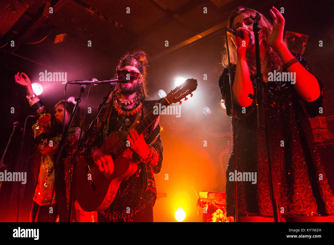 L'alternativa British dance- e banda folktronica Crystal Fighters esegue un concerto dal vivo a John Dee Live Club. Qui cantante e musicista Sebastian Pringle (C) è raffigurato dal vivo sul palco. Norvegia, 02/12 2013. Foto Stock