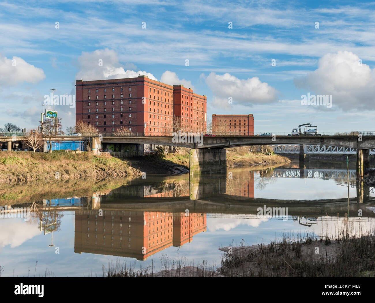 Magazzino di legame si riflette nel fiume Avon in Bristol Foto Stock