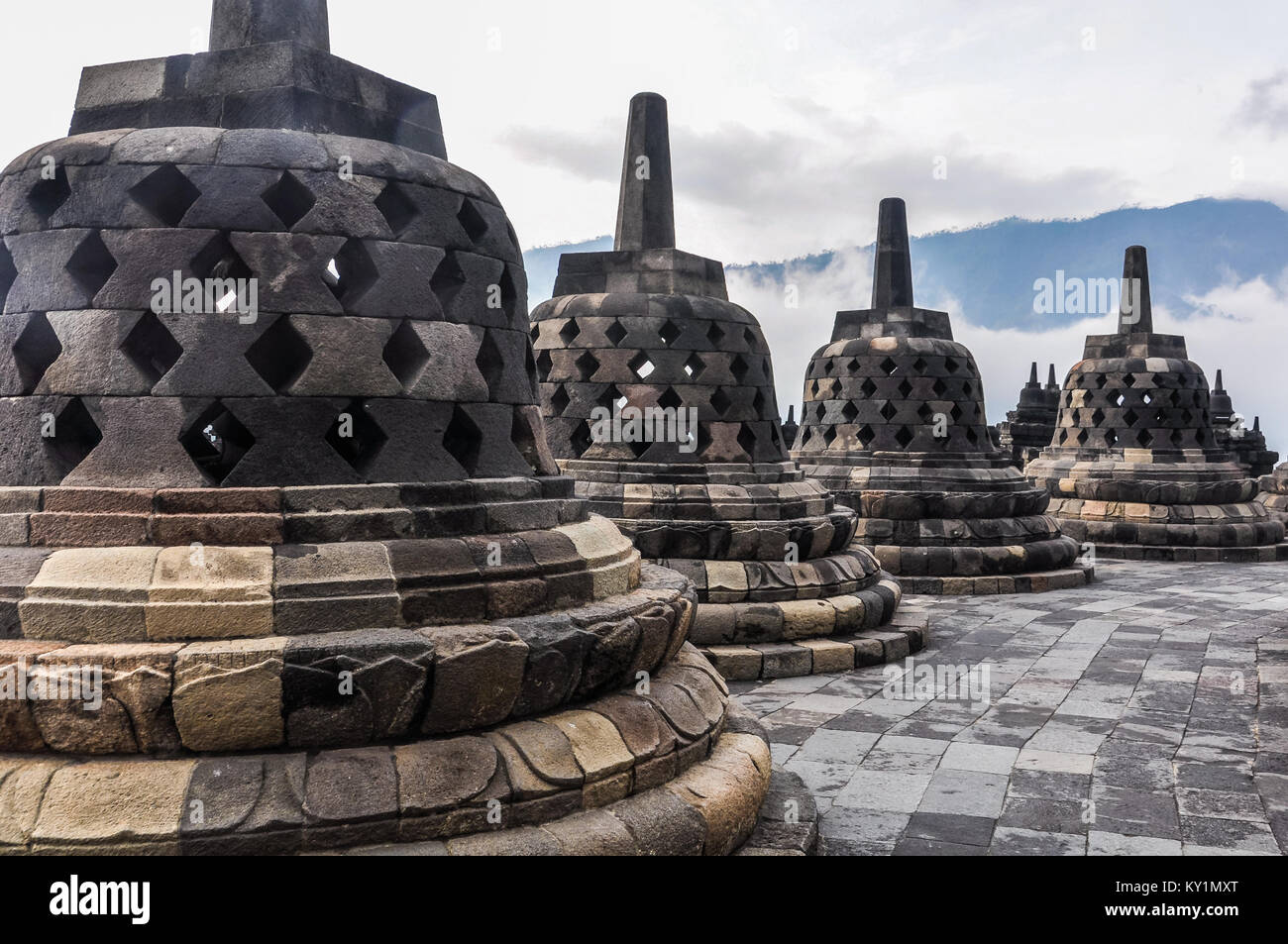 Templi buddisti nel tempio di Borobudur sull isola di Giava, in Indonesia Foto Stock