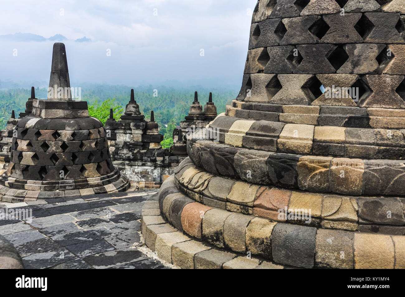 Templi buddisti nel tempio di Borobudur sull isola di Giava, in Indonesia Foto Stock