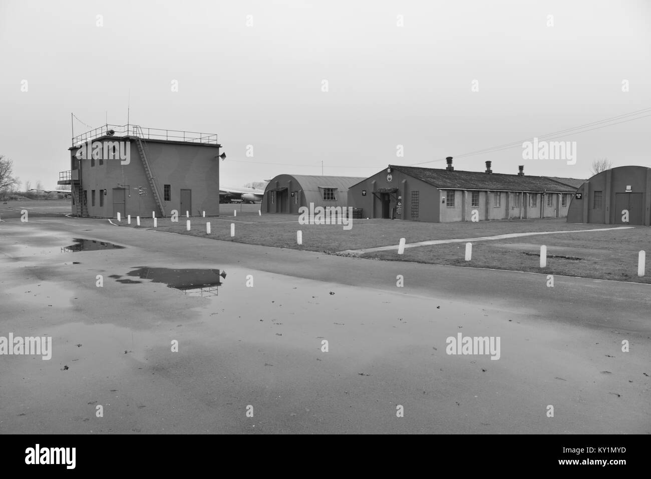 Una torre di controllo a una guerra mondiale due bomber comando di base nel Regno Unito Foto Stock