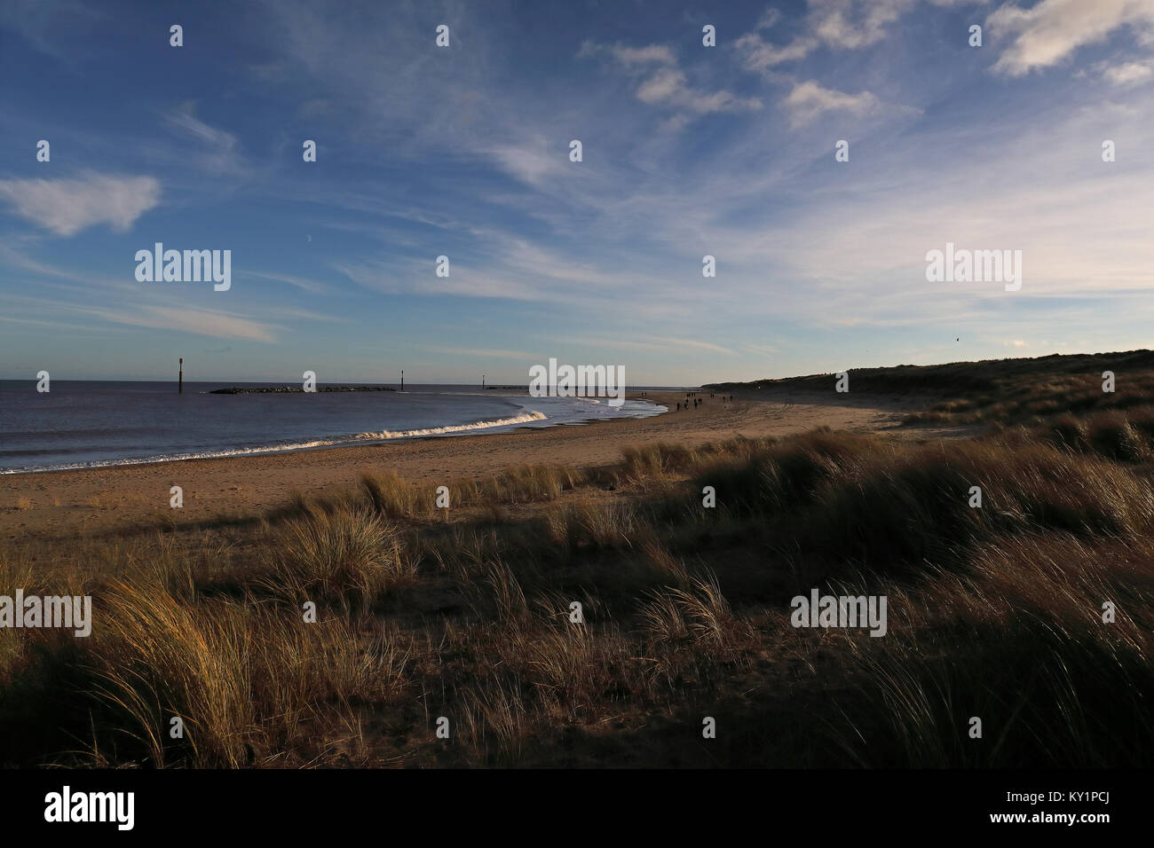 Vista lungo la spiaggia verso il mare Palling Eccles-on-Sea, Norfolk, Regno Unito Dicembre Foto Stock