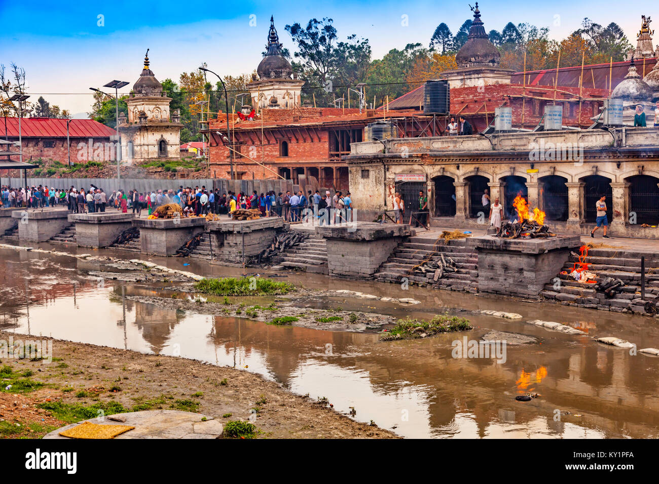 Cremazione indù rituali sulla banca del fiume Bagmati presso il tempio di Pashupatinath a Kathmandu, Nepal,Asia Foto Stock