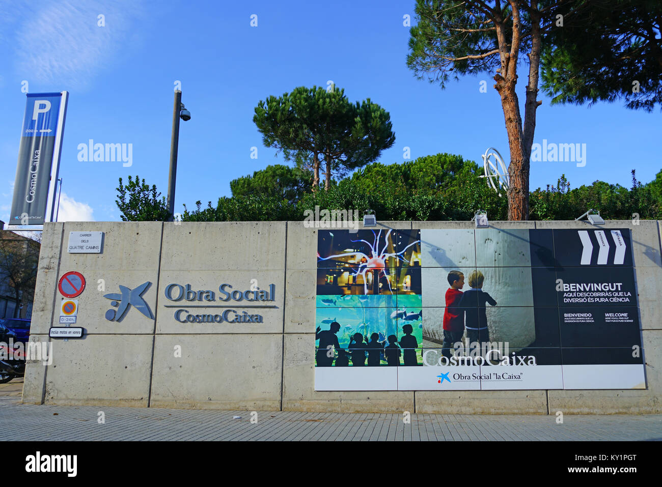 Vista del Cosmo Caixa, un museo della scienza si trova a Barcellona, in Catalogna, Spagna. Foto Stock