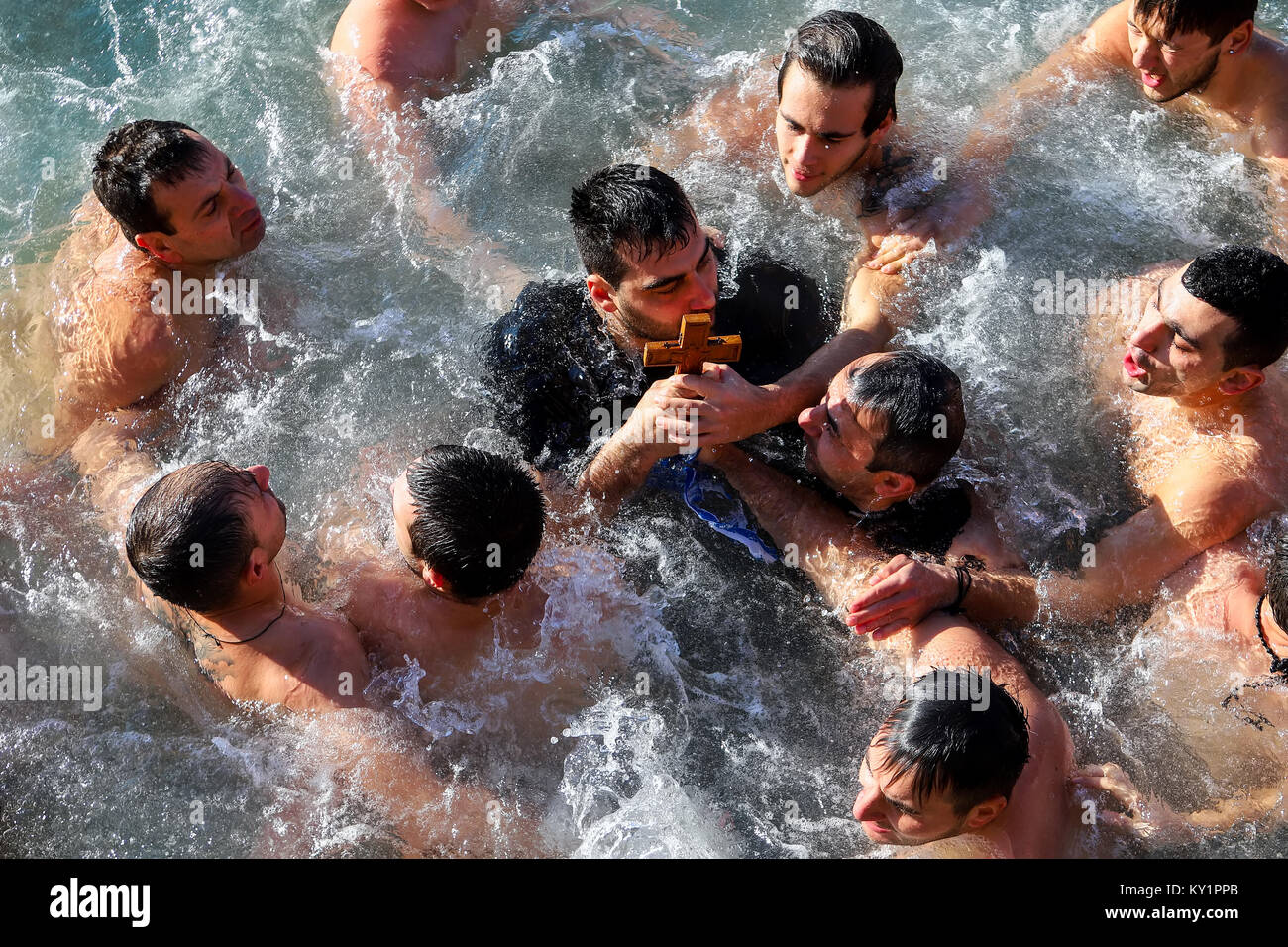 Salonicco, Grecia, 6 Gennaio 2018: un nuotatore baci una croce di legno recuperati dal mare, durante la benedizione dell acqua cerimonia di O Foto Stock