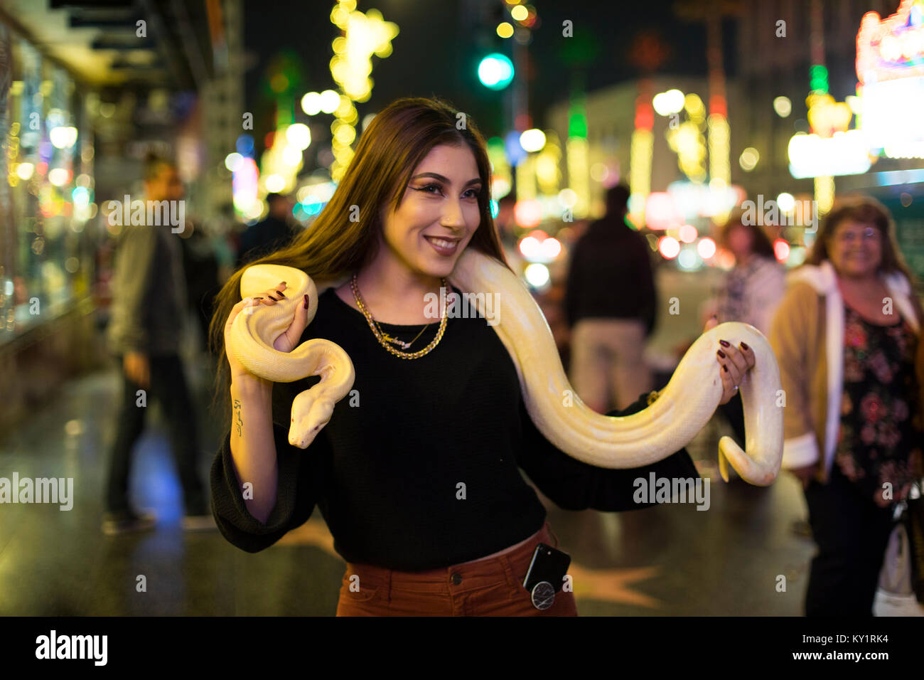 Donna in posa con un serpente, Hollywood, Los Angeles, California, Stati Uniti d'America Foto Stock
