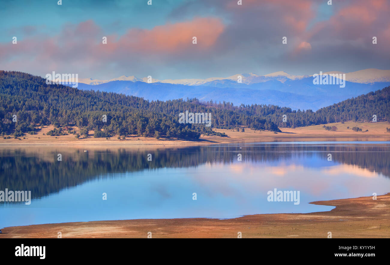 Twilight al di sopra di un bulgaro lago di alta montagna Foto Stock