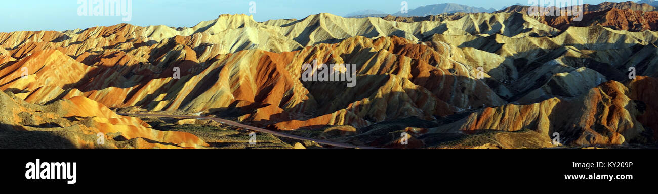 Il tramonto e la strada in Danxia Zhangye Foto Stock