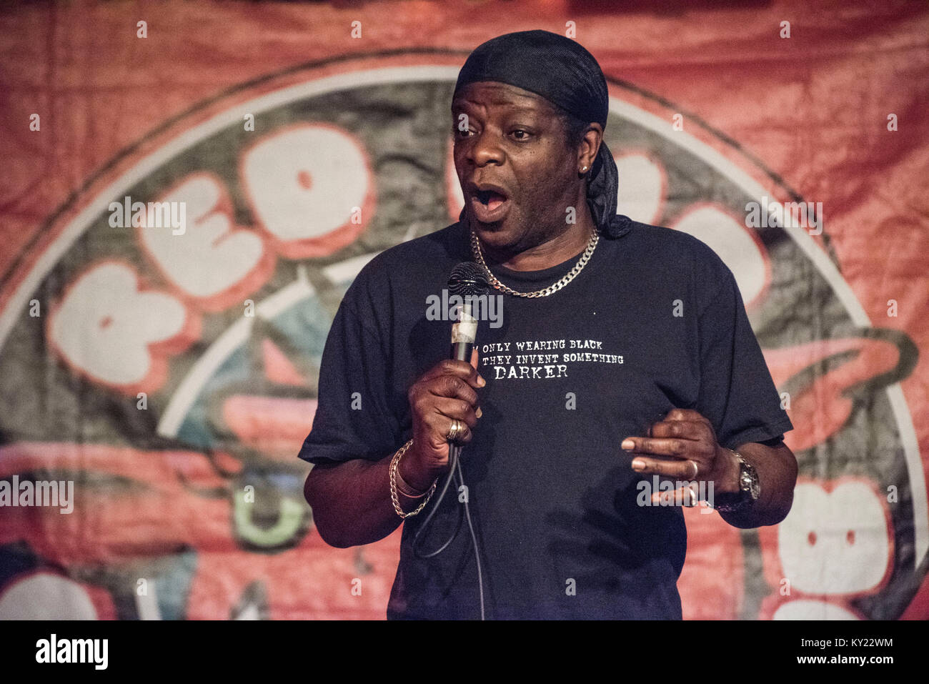 Il comico Stephen K. Amos effettuando al Red Imp Comedy Club la creazione del comico Susan Murray che ospita la notte al Rose and Crown pub Walthamstow. La notte è qualcosa di un ente locale. Foto Stock