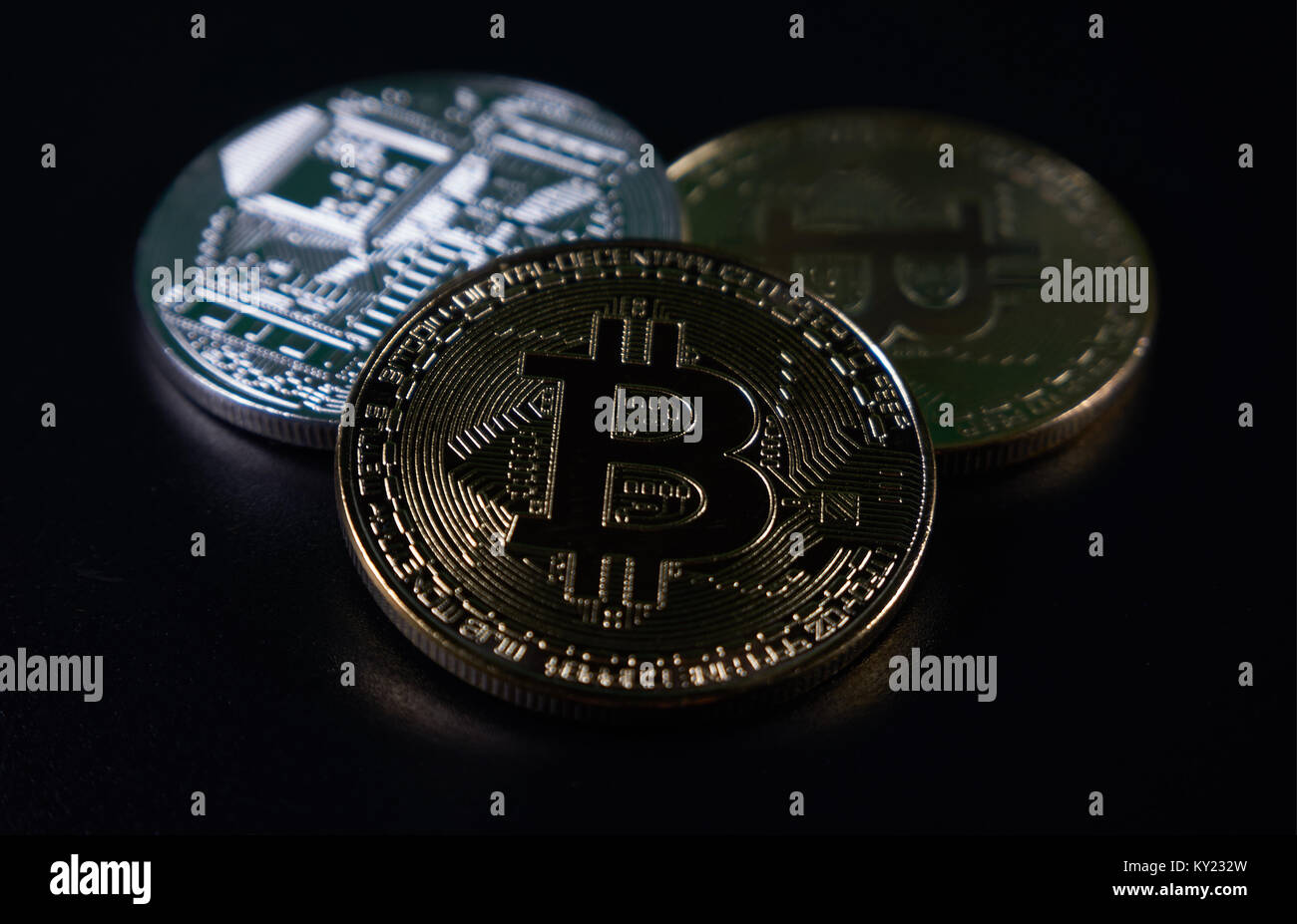 Bitcoins su sfondo nero Foto Stock