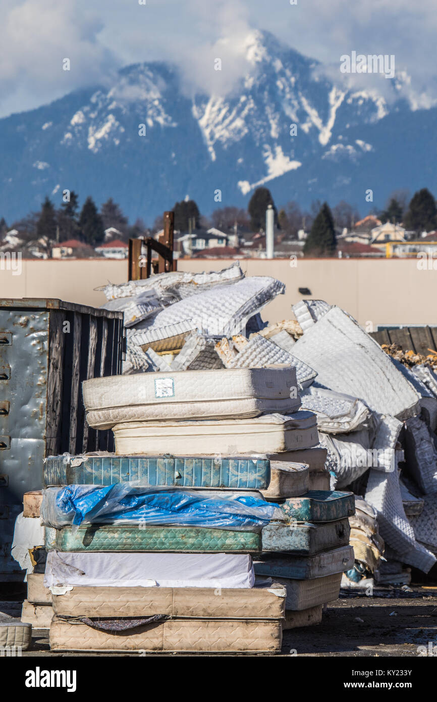 Materasso stabilimento di riciclaggio .sforzandosi di riciclare ogni bit di materassi usati per avere un impatto zero sull'ambiente. Foto Stock