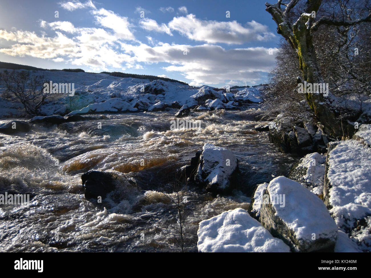 Highland scozzesi fiume in inverno ondata dalla fusione della neve .fiume scorre da Idro Elettrica stazione di alimentazione. Foto Stock