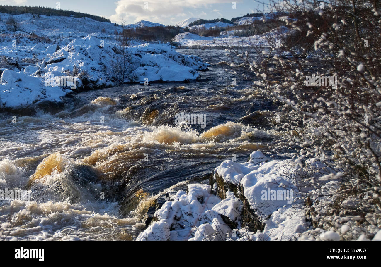 Highland scozzesi fiume in inverno ondata dalla fusione della neve .fiume scorre da Idro Elettrica stazione di alimentazione. Foto Stock