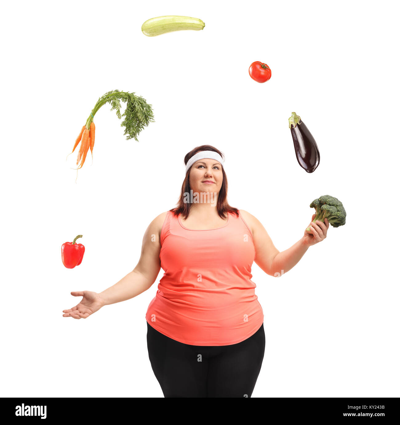 Donna sovrappeso giocoleria con verdure isolati su sfondo bianco Foto Stock