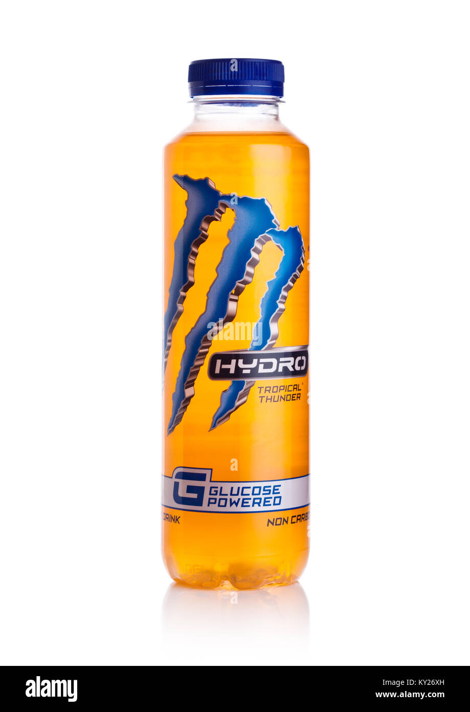 LONDON, Regno Unito - 02 gennaio 2018: bottiglia di plastica di Monster idroelettrica Energia alimentato glucosio bere su sfondo bianco. Foto Stock