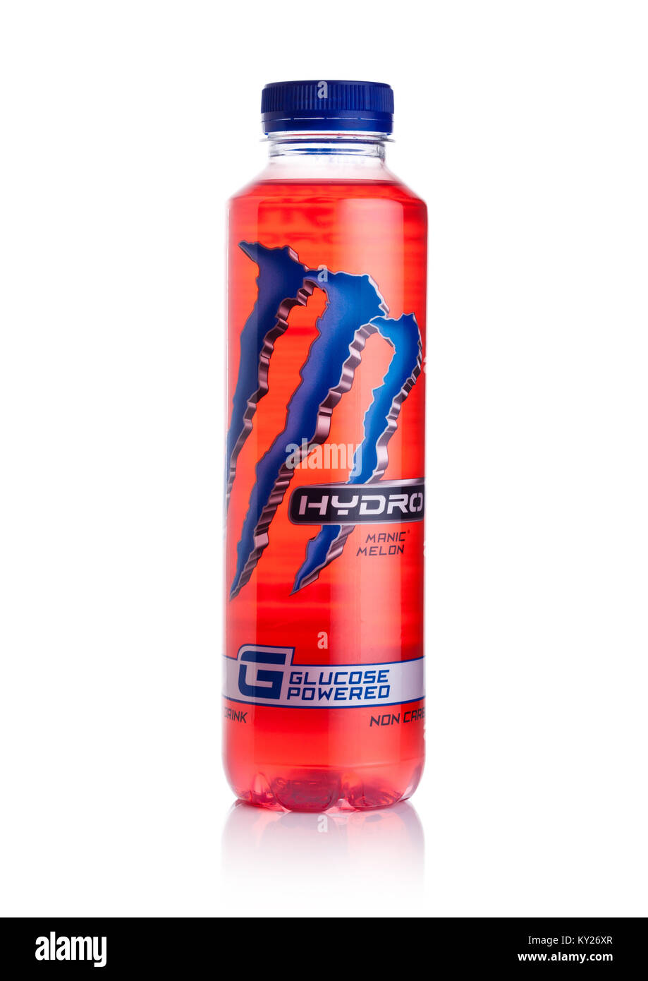 LONDON, Regno Unito - 02 gennaio 2018: bottiglia di plastica di Monster idroelettrica Energia alimentato glucosio bere su sfondo bianco. Foto Stock