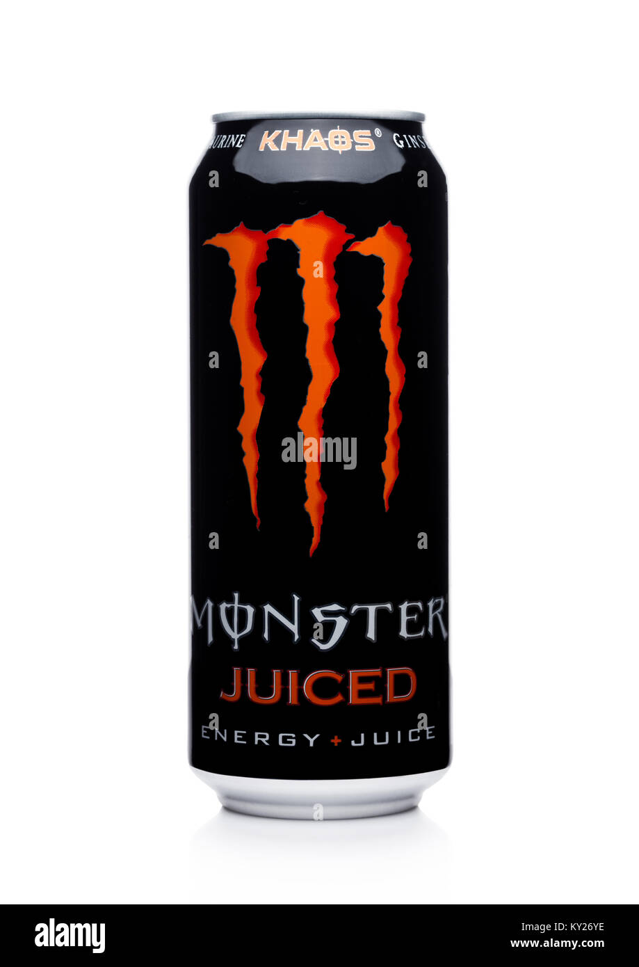 LONDON, Regno Unito - 02 gennaio 2018: una lattina di Monster Energy Drink juiced su sfondo bianco. Introdotto nel 2002 Monster ha ora più di trenta diverse bevande w Foto Stock