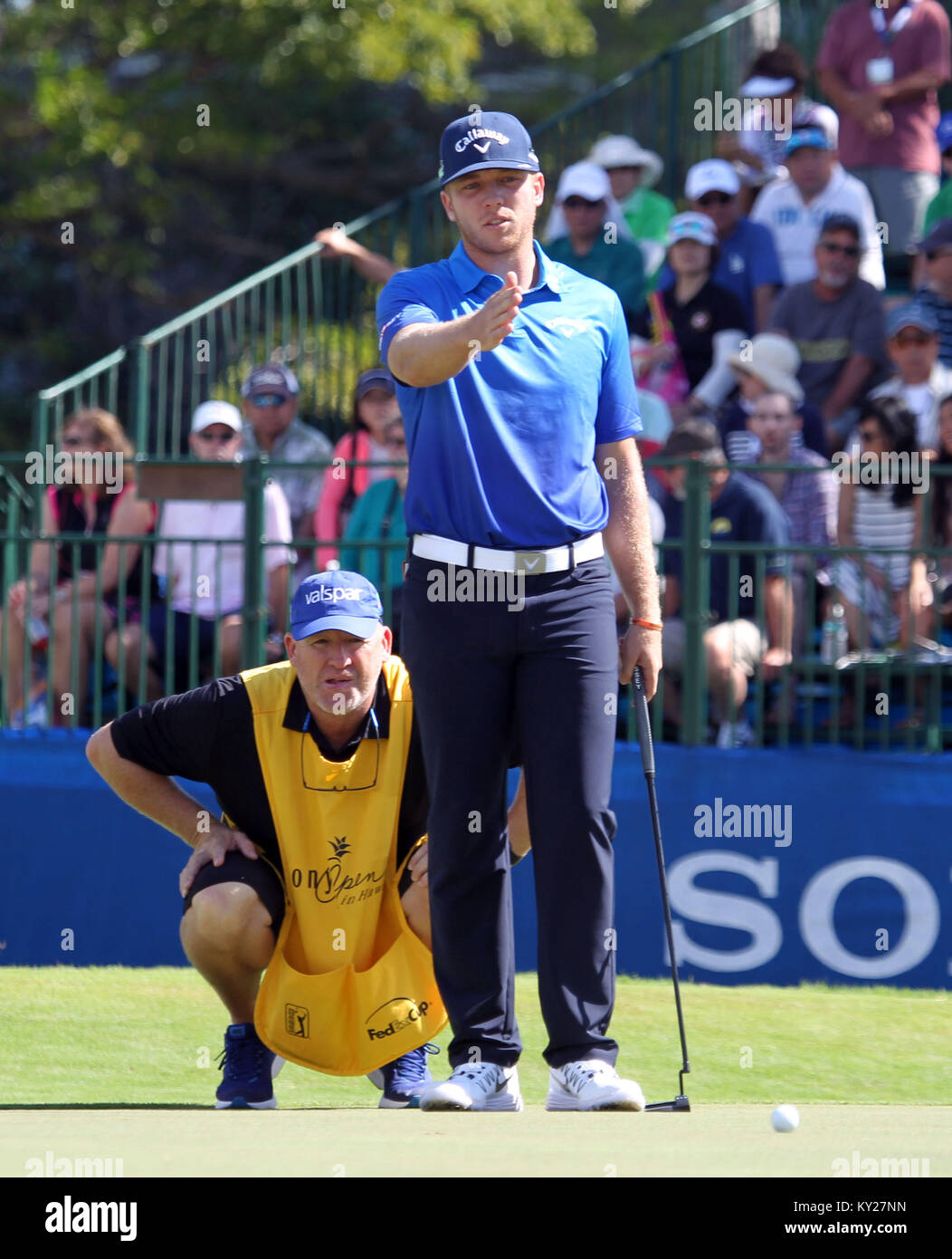 Honolulu, Hawaii, Stati Uniti d'America. 11 gennaio 2018 - Talor Gooch conferisce con il suo cassetto su xviii verde durante il primo round del ventesimo anniversario del Sony Open al Waialae Country Club di Honolulu, Hawaii - Michael Sullivan/CSM Credito: Cal Sport Media/Alamy Live News Foto Stock