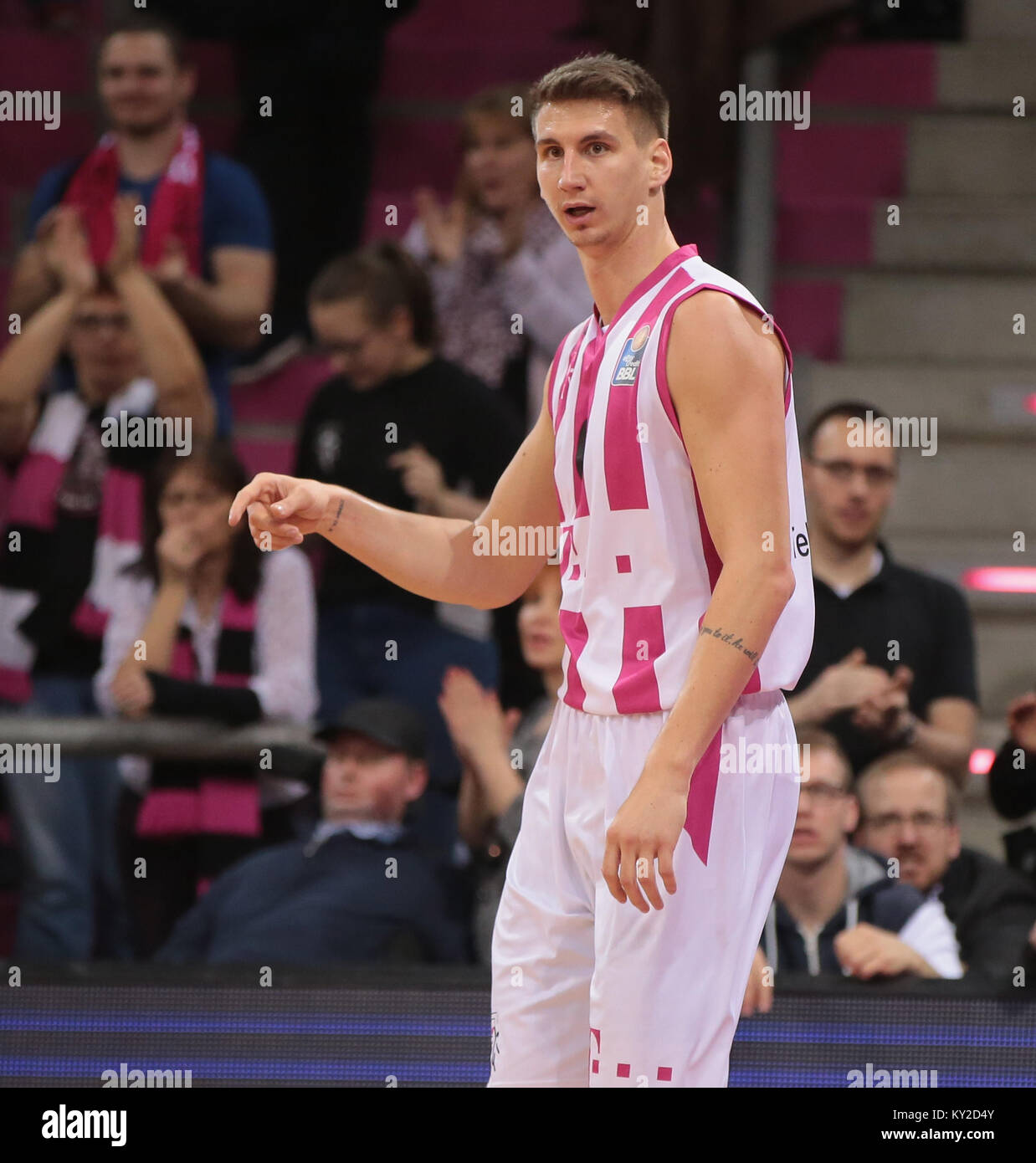 Bonn, Germania, 11 gennaio 2018, Basket, cesti di Telekom Bonn vs Eisbaeren Berlin: Tomislav Zubcic (Bonn) gesti. Credito: Juergen schwarz/Alamy Live News Foto Stock