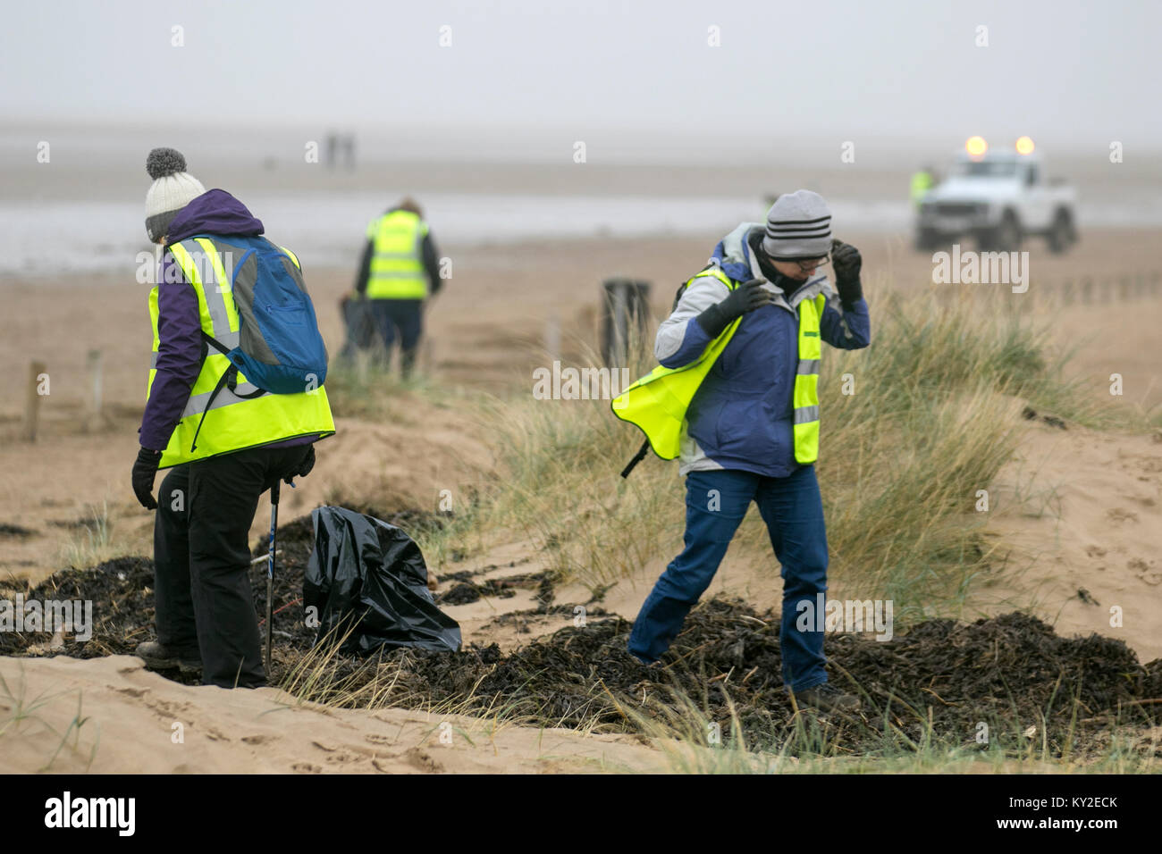 Pulizia del litorale sulla spiaggia di Aindsdale, Southport. 12 dicembre 2018. Regno Unito Meteo. Giorno di nebbia per i volontari e gli assistenti della comunità aggiuntivi che ripuliscono dopo le recenti tempeste che hanno lasciato dietro le tazze delle bevande, le posate, i cannucce, le bottiglie di plastica, gli agitatori del coperchio, i secchi, il politene, gli articoli monouso, gli articoli a perdere, il filo, la corda, gli accendini, le sostanze chimiche artificiali e i detriti della lettiera nella linea di corda. Tempesta Eleanor ha lasciato spiagge disseminate di oggetti scavati dal fondale dalle onde descritte come un'ondata di rifiuti e la rimozione è un compito enorme. Foto Stock