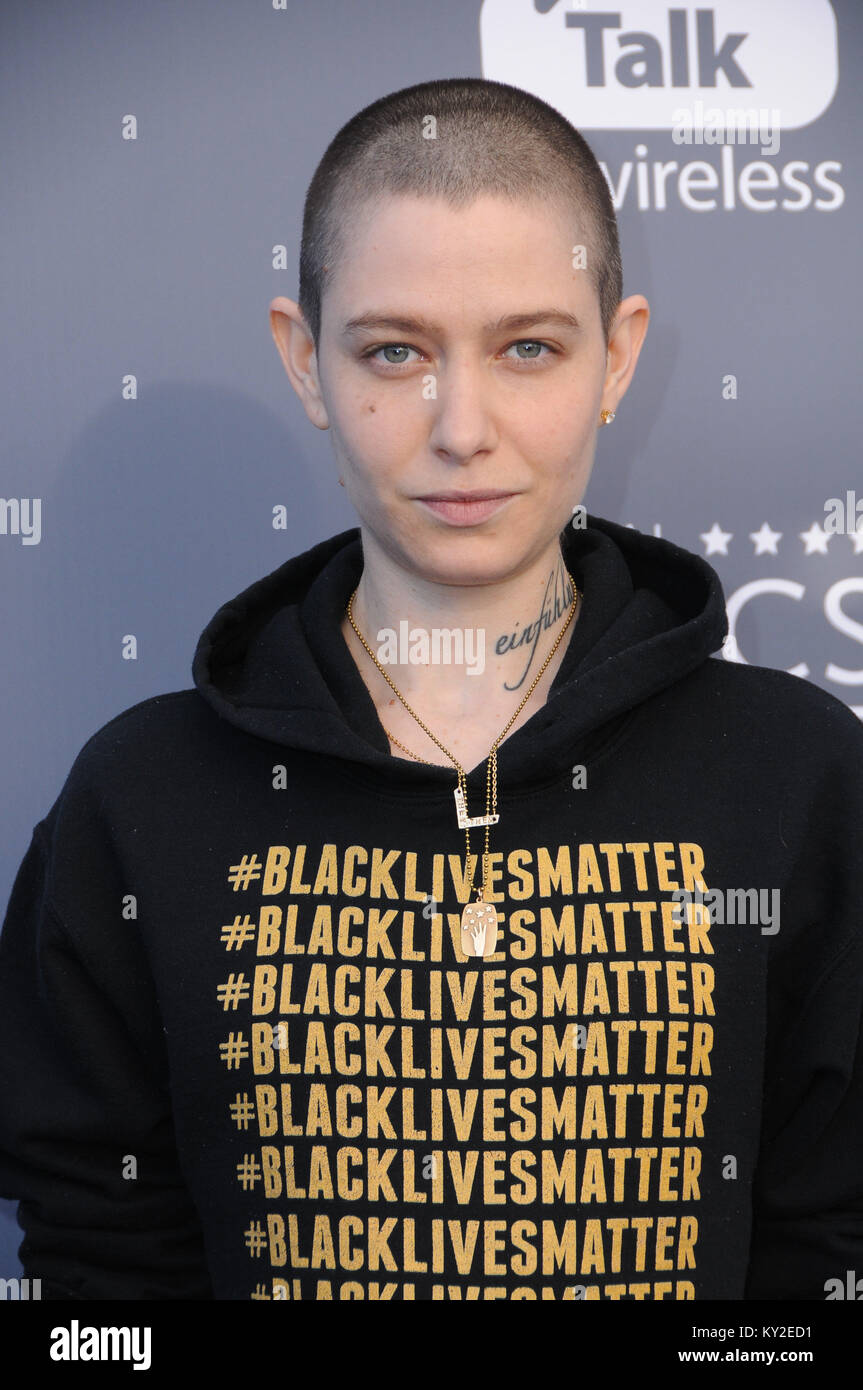 Santa Monica, CA, Stati Uniti d'America. Xi gen, 2018. 11 Gennaio 2018 - Santa Monica, California - Asia Kate Dillon. Xxiii edizione critica' Choice Awards tenutosi a Barker Hangar. Photo credit: Birdie Thompson/AdMedia Credito: Birdie Thompson/AdMedia/ZUMA filo/Alamy Live News Foto Stock