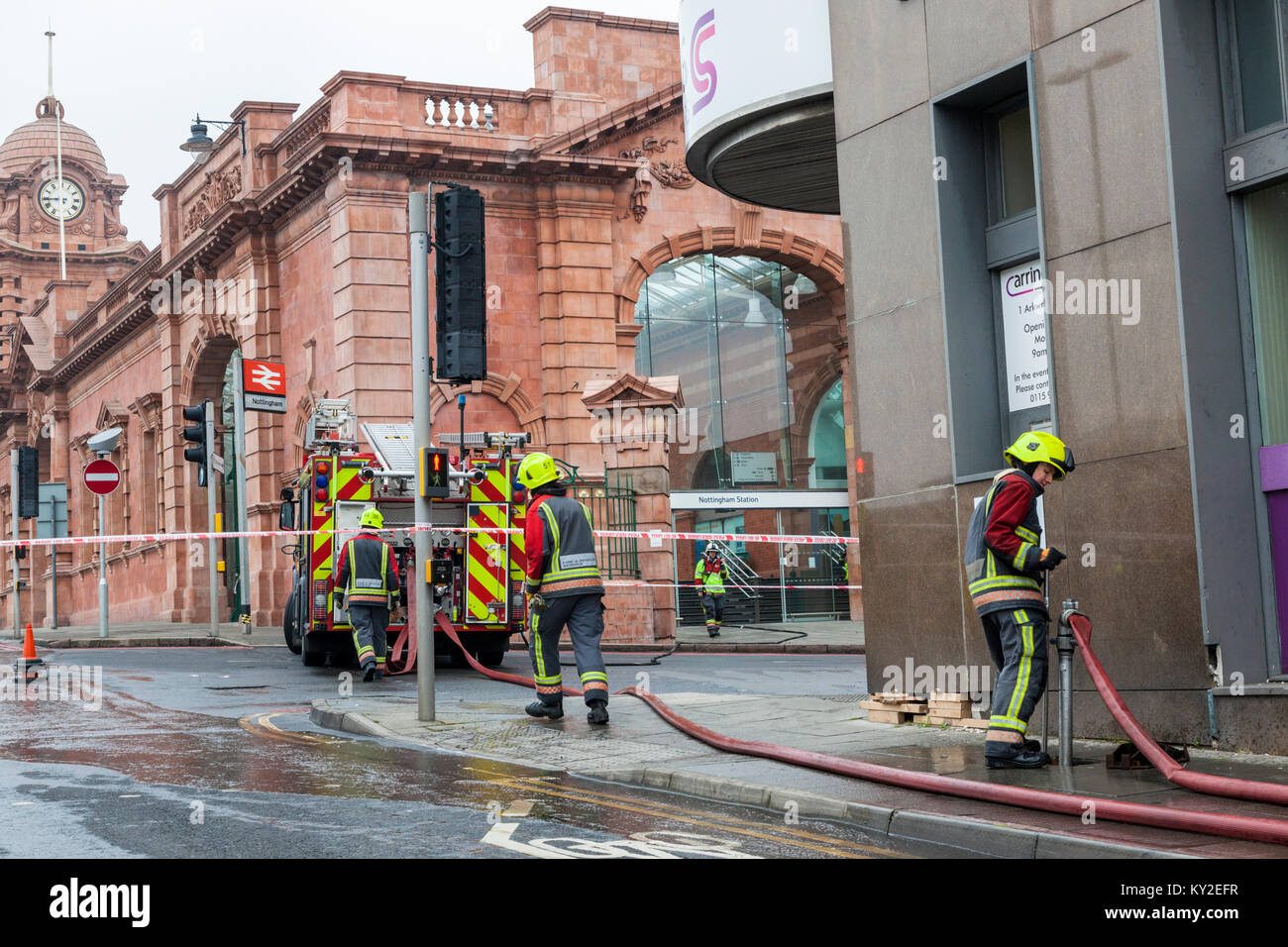 Nottingham, Regno Unito. Il 12 gennaio 2018. Un incendio di grandi dimensioni presso la stazione di Nottingham è causa di gravi disagi. Tutti i treni in e fuori della stazione sono annullati per il giorno. Le strade intorno alla stazione sono chiusi come sono tutti servizi di tram per la stazione. Credito: Martyn Williams /Alamy Live News Foto Stock