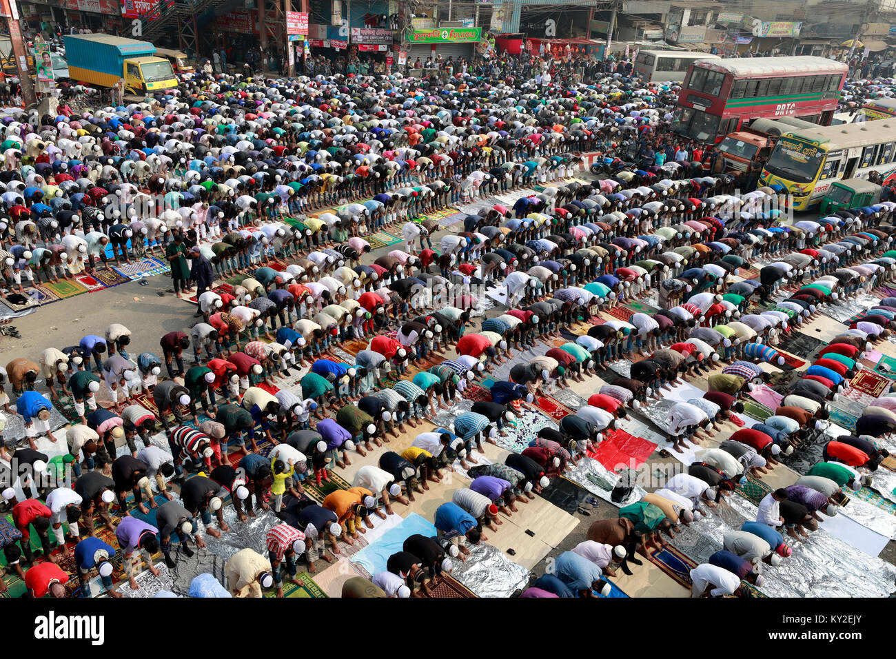 Dacca in Bangladesh. Xii gen, 2018. Migliaia di devoti offrono Juma preghiere sulla banca di Turag come prima fase di Biswa Ijtema, uno dei più grandi congregazioni musulmana nel mondo, inizia il Venerdì, Credito: SK Hasan Ali/Alamy Live News Foto Stock