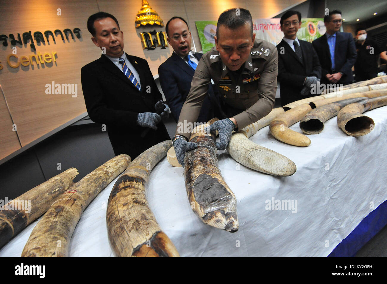 Bangkok, Tailandia. Xii gen, 2018. Dogana tailandese e gli ufficiali di polizia hanno confiscato display dell' elefante africano zanne al dipartimento delle dogane a Bangkok, Thailandia, Gennaio 12, 2018. Le Autorità thailandesi hanno sequestrato 34 pezzi di contrabbando di avorio, del peso di circa 148 kg con un valore stimato di 15 milioni di baht tailandese (circa 3,03 milioni di RMB). Credito: Rachen Sageamsak/Xinhua/Alamy Live News Foto Stock